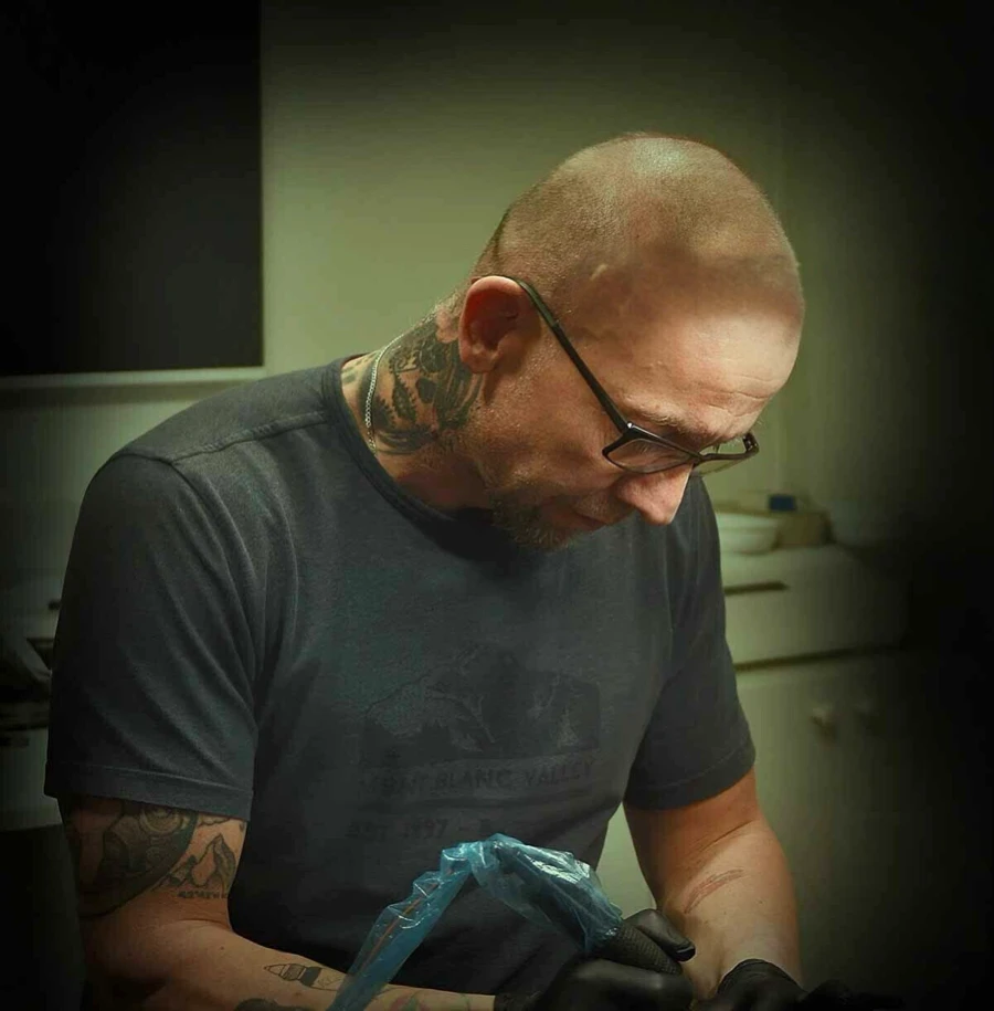 Kontakt 3 adam robi tatuaz