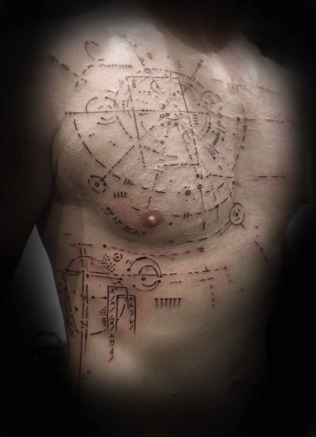 chill ink tatuaz geometria klatka piersiowa