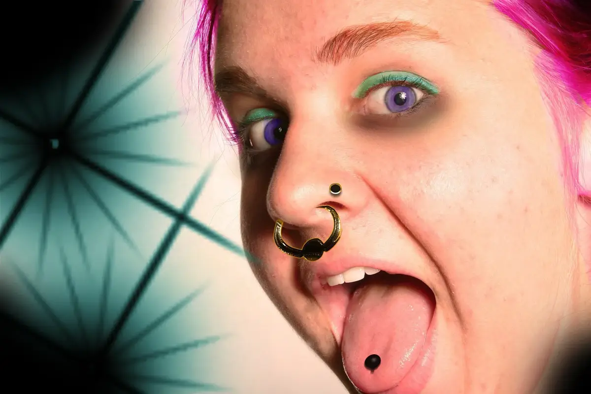 piercing septum nostril i jezyk portret kolor