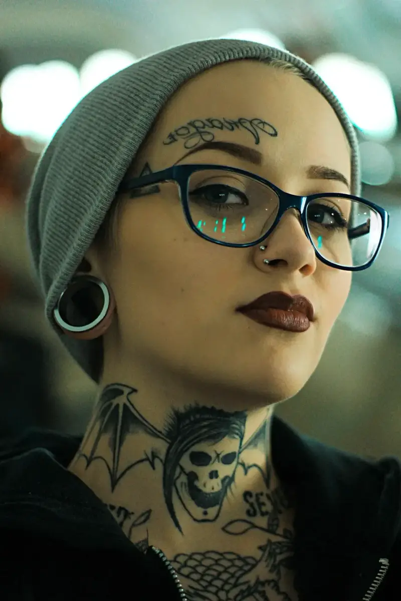 piercing tunel w uchu i nostril portret kobiety w okularach